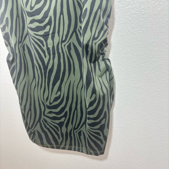 Ruby Ribbon Zebra Print Square Neck Active Tank Top Built-In Shelf Bra Size 38 - Picture 8 of 10